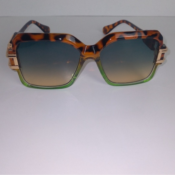 Sunglasses | Oversized Leopard & Green Gold
Detailed Sunglasses 100% UV Vacation - Picture 2 of 8